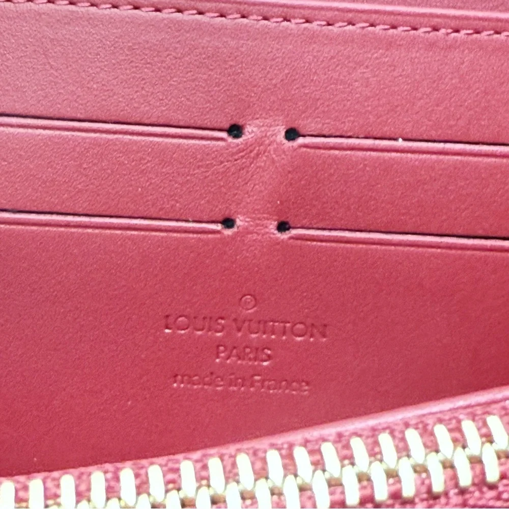 NEW! LOUIS VUITTON Monogram Vernis Rayures Zippy Wallet. Pink & Red Zip Around